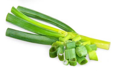 Beyaz arka planda izole edilmiş yeşil Japon soğanı. Soğan kırpma yolu