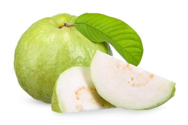 Guava meyvesi beyaz arka planda izole edilmiş. Guava kırpma yolu.