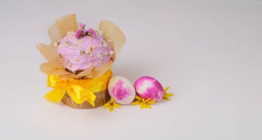 Beyaz arka planda Paskalya pastası ve paskalya yumurtası