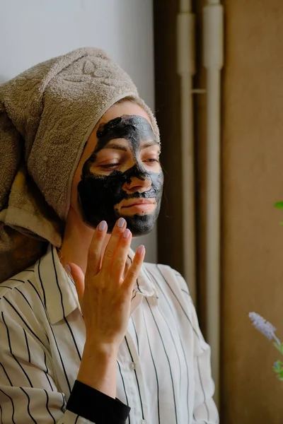 Flicka Som Applicerar Kosmetisk Mask Ansiktet — Stockfoto