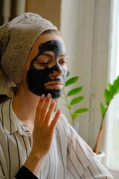 女の子適用A化粧品マスク上の彼女の顔 — ストック写真