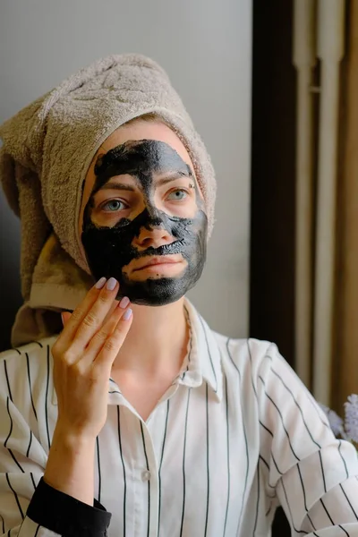 Yüzüne Kozmetik Maske Takan Bir Kız — Stok fotoğraf