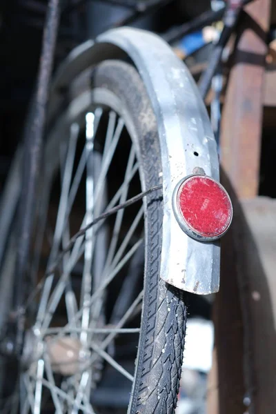 带有红色反射镜的自行车后轮 — 图库照片