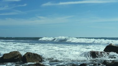 Taşların arasında deniz dalgaları