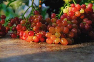 Masanın üzerinde olgun üzüm demetleri