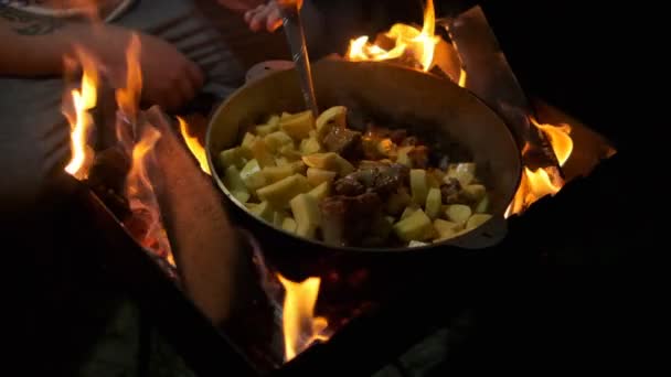 Kazanda Ateşte Yemek Pişirmek — Stok video