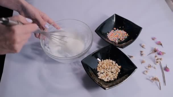 制作纸杯蛋糕和复活节蛋糕釉料的过程 — 图库视频影像