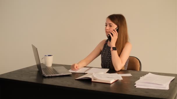 Kvinne Kontoret Snakker Telefonen Med Klient Gir Ham Råd Produkt – stockvideo