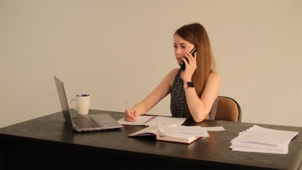办公室里的一个女人接客户的电话 回答他们的问题 解决他们的问题 她友善 分析和找到最佳解决方案的能力 — 图库视频影像