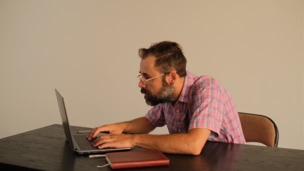 Ein Mann Sitzt Einem Laptop Die Augen Starr Auf Den — Stockvideo