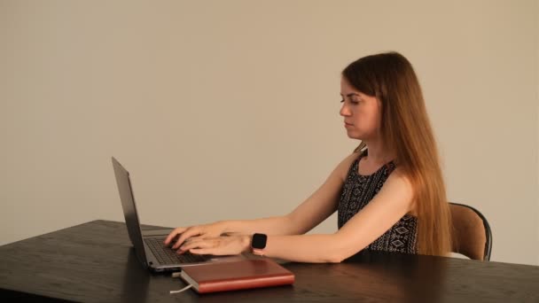 Νεαρή Ενήλικη Επιχειρηματίας Δακτυλογραφεί Φορητό Υπολογιστή Υψηλής Ποιότητας Πλάνα — Αρχείο Βίντεο