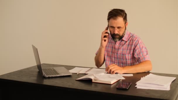 Ein Büroangestellter Telefoniert Mit Einem Kunden Und Versucht Die Nötigen — Stockvideo
