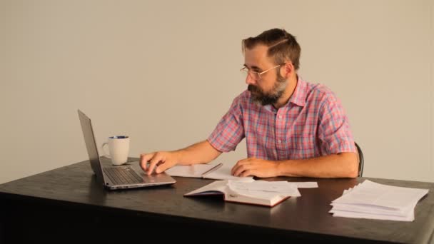 안경을 남자는 사무실에 노트북을 사용하고 합니다 이메일 과같은 업무를 고품질 — 비디오