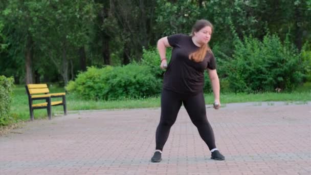 Egy Kövér Lány Kimegy Sportolni Súlyzókat Emel Kültéri Edzés Izomerő — Stock videók