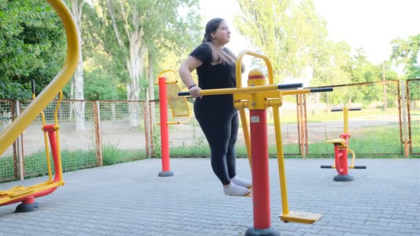 Gruba Dziewczyna Czarnym Dresie Zajmuje Się Fitness Boisku Sportowym Młoda — Wideo stockowe