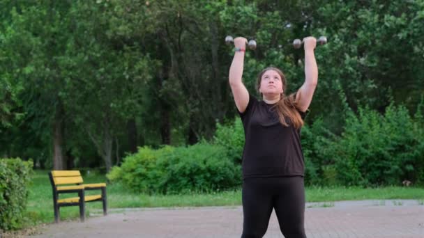 Egy Kövér Lány Kimegy Sportolni Súlyzókat Emel Kültéri Edzés Izomerő — Stock videók