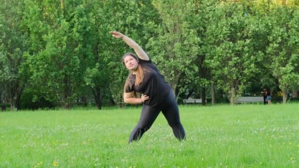 Una Chica Regordeta Hace Gimnasia Calienta Aire Libre Los Atletas — Vídeos de Stock