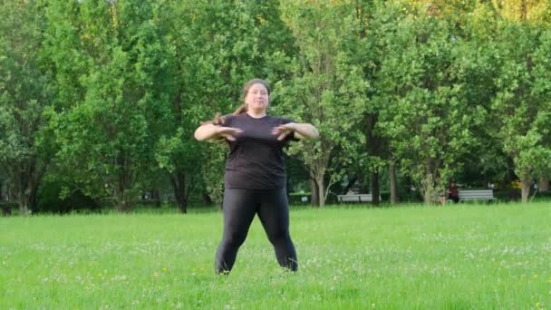 Een Mollig Meisje Doet Gymnastiek Opwarmen Buiten Atleet Treinen Natuur — Stockvideo