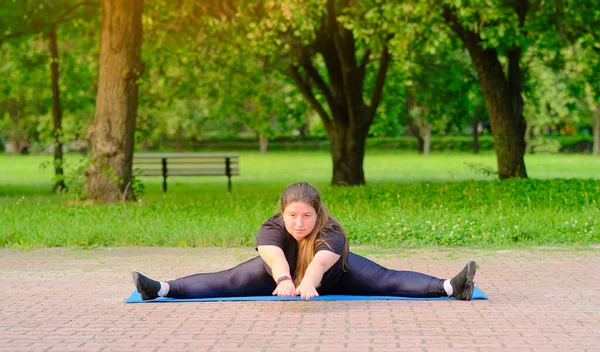 Pulchna Dziewczyna Robi Ćwiczenia Rozciągające Mięśnie Pulchne Zmotywowany Kobieta Robi — Zdjęcie stockowe