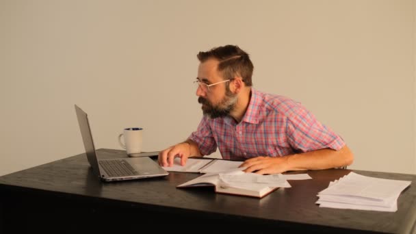 Office Worker Solves Problem Tries Find Solution Taking Account All — Stock Video