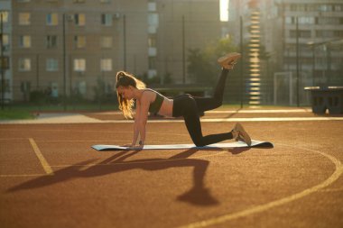 Fitness ve yaşam tarzı konsepti - kadın dışarıda spor yapıyor