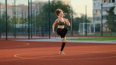 Atletik kadın stadyumda koşuyor ve antrenman yapıyor. Spor, spor, aerobik, egzersiz ve sağlık kavramı