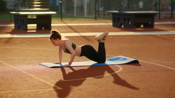 Aktive Atchletische Junge Frau Macht Fitness Trainiert Ihren Bauch Rücken — Stockvideo