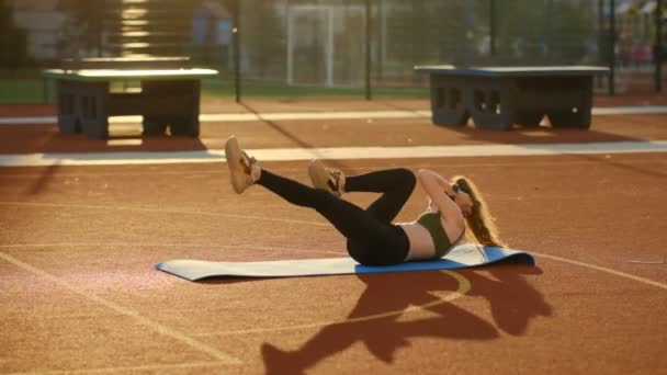 Aktive Atchletische Junge Frau Macht Fitness Trainiert Ihren Bauch Rücken — Stockvideo