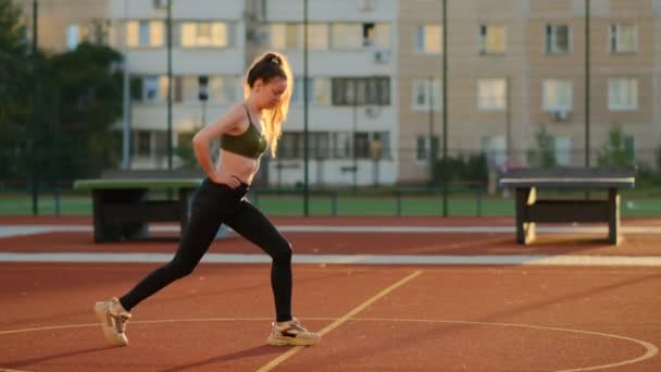 Αθλητική Γυναίκα Τρέχει Στη Θέση Του Και Την Κατάρτιση Στο — Αρχείο Βίντεο