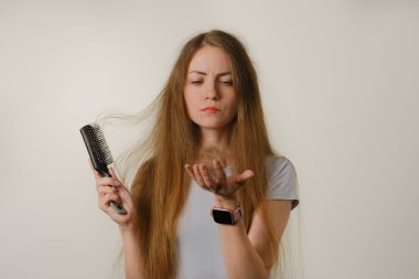 Sağlık hizmetleri şampuanı için saç dökülmesi sorunu olan bir kadın el tarağı.
