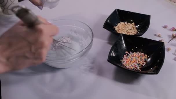 イースターケーキのクリームを準備するプロセス クローズアップ — ストック動画