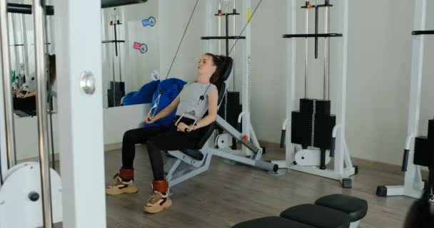 Eine Junge Frau Macht Übungen Einem Reha Zentrum Mit Speziellen — Stockvideo
