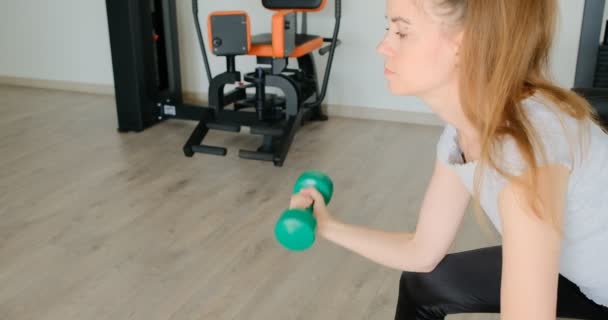 Ung Kvinna Utför Övningar Med Hantlar Gymmet Ett Rehabiliteringscenter — Stockvideo