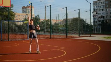 Genç bir kadın, spor basketbol sahasında, basketbol sahasına hazırlanıyor. Basketbol sahası yaşam tarzı