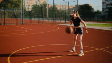 Genç bir kadın, spor basketbol sahasında, basketbol sahasına hazırlanıyor. Basketbol sahası yaşam tarzı