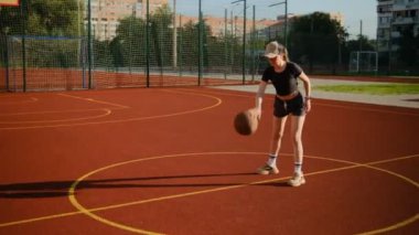 Genç bir kadın, spor basketbol sahasında, basketbol sahasına hazırlanıyor. Basketbol sahası yaşam tarzı