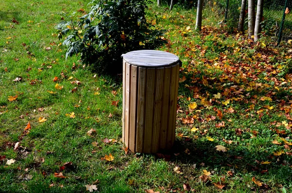 Drewniany Kosz Śmieci Pokryte Drewnem Panele Cylindryczny Kształt Guzem Park — Zdjęcie stockowe