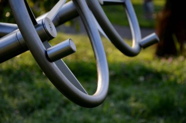 Paslanmaz çelik direksiyon park jimnastik mobilyalarının bir parçasıdır. Sporcu kollarını güçlendirir, baharı aşar, kollarını, botlarını, kotlarını güçlendirir.