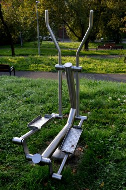 Paslanmaz çelik direksiyon park jimnastik mobilyalarının bir parçasıdır. Sporcu kollarını güçlendirir, baharı aşar, kollarını, botlarını, kotlarını güçlendirir.