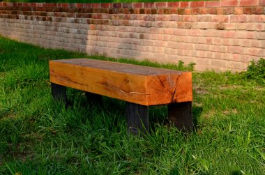 Dallı bir ağaçta siyah kamuflaj renginde bir ağaca bağlı ahşap bir kuş evi var. Bu yeşil yuvadaki sığırcıklar çok mutlu..