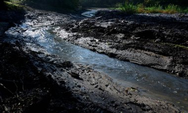 Nehir temizliği. Çevredeki tarlalardan yüzen alüvyumdan göleti temizlemek için. Seller, sel ovasındaki engellenmiş kanaldaki toprağı tarayarak çözülecek