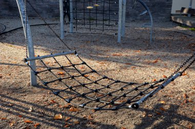 Salıncak, çocukların halat merkezinde dengeyi sağlar. Okul çocukları için oyun alanı. Çok yırtık bir ağ onarılmalı ya da değiştirilmeli. İp yapımı, parkta kullanım için, tehlike, dublör, düşüş, 