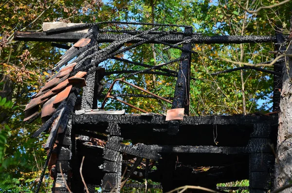 Családi Ház Megrongálódott Tűzben Rosszul Csatlakoztatott Elektromos Telepítése Kábelek Aljzatok — Stock Fotó