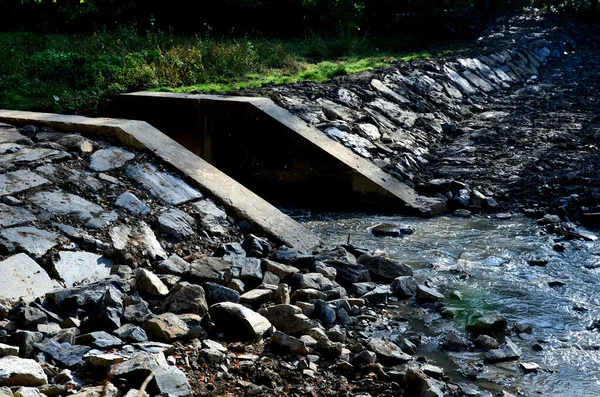Städning För Att Rena Dammen Från Alluvium Lera Som Flyter — Stockfoto