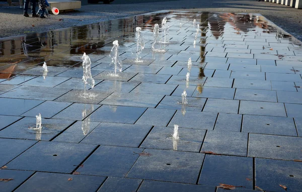 Pavimentazione Granito Quadrato Impilato Una Striscia Marciapiede Ragazzo Spruzzi Acqua — Foto Stock