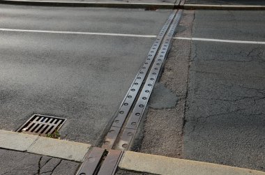 Genişletilebilir iki beton gövdenin güvenli bağlantısı için genişletme metali eşleşmesi, çatı veya köprü yapısı. Otoyol gövdesinin genişleme eklemleri için paslanmaz çelik tarak