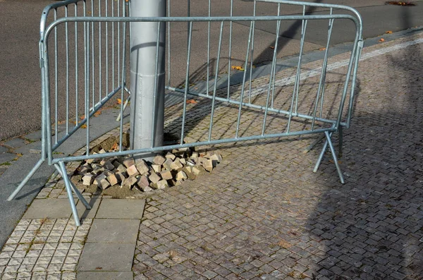 stock image repair of cobblestone road. between the joints of the cube is poured asphalt which is sprinkled from the top with fine white silica sand so that it does not stick to the wheels of the car