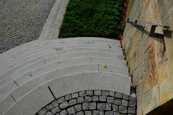 ウォーターフロントの階段 円を描くように配置された円錐形の階段を通って門を入り ベンチ シート グレー 花崗岩 通りのオーバーフローのように分解します — ストック写真