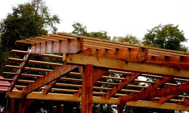 Bahçeye bir pergola yapmak. Uzatılmış binanın zaten çatısı var, çatı kiremitleri kayıp ve cam veya polikarbonat pleksiglass ile kaplanmış. marangozluk seviyesi