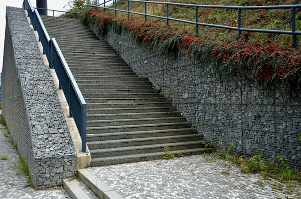 Egy Meredek Lépcsőház Építése Kőfal Parkolójában Nagy Tartóssággal Még Nagy — Stock Fotó